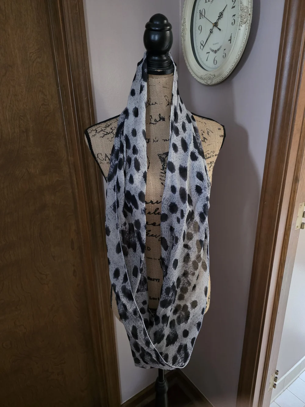 Source Unknown Black and Light Gray Leopard Print Infinity Scarf